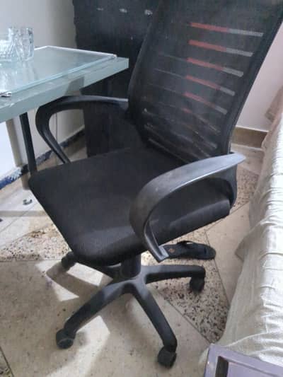black rolling office chair