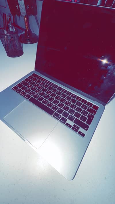 MacBook Air M4: Insane Power, Feather Light. Mint Condition!