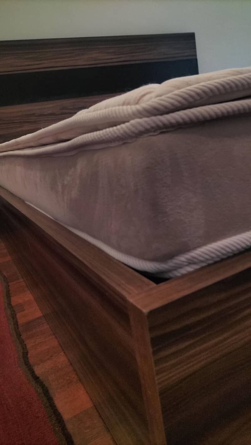 Queen-size Bed 1