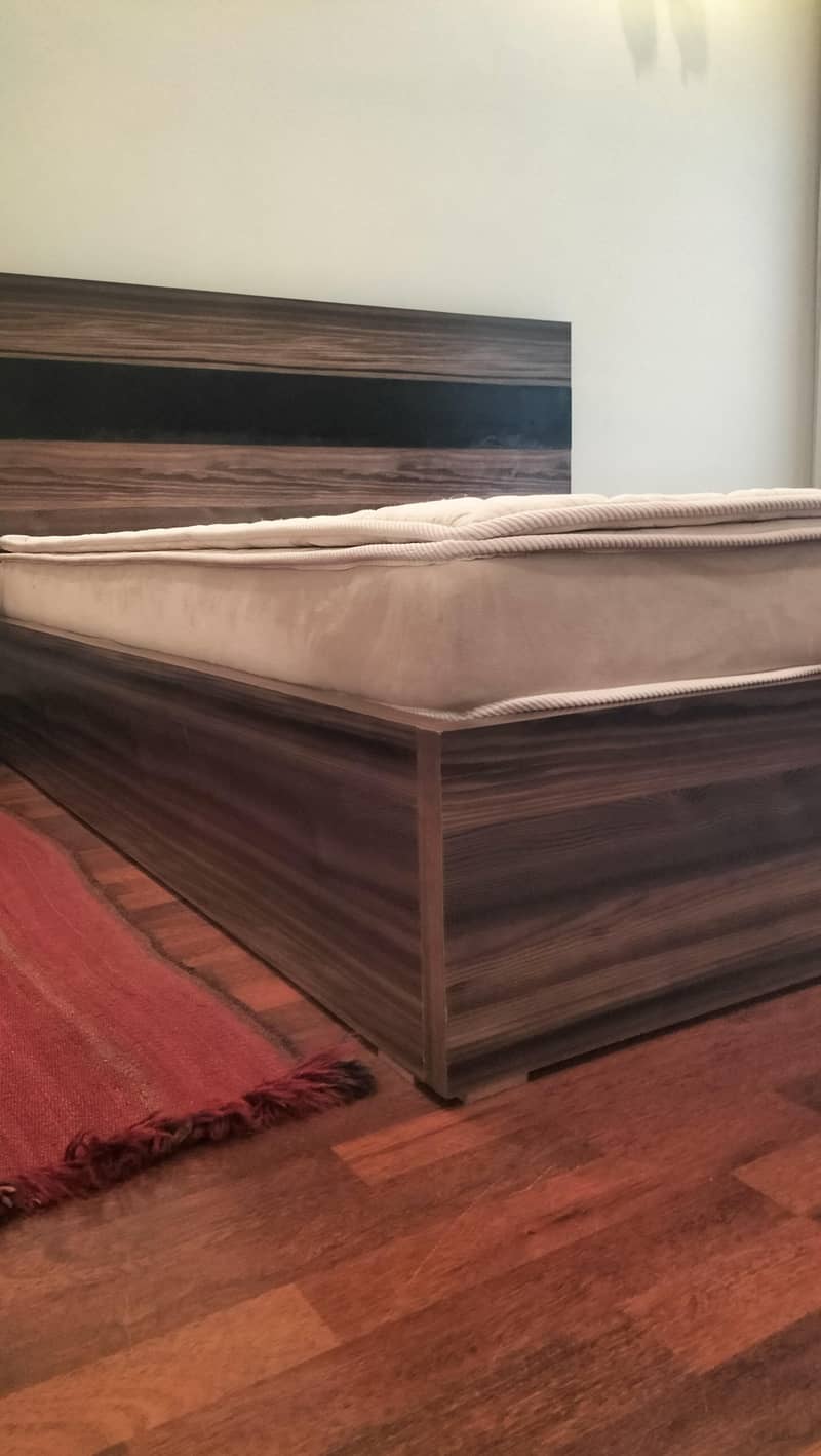Queen-size Bed 5