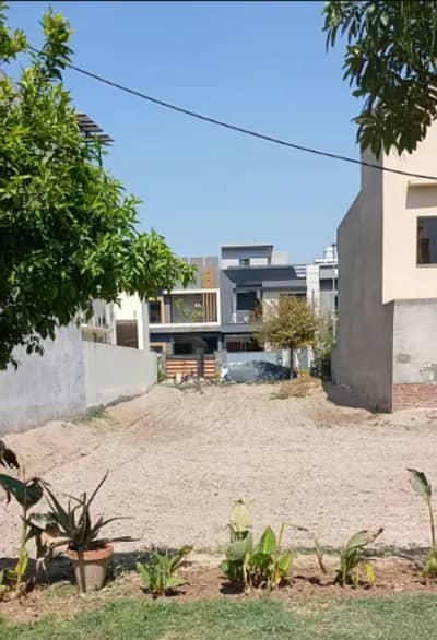 10-Marla Plot Available At Hot Location Near To Park Mosque & At Reasonable Price In New Lahore City Phase 3 Near To Bahria Town