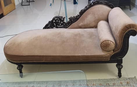 Classic Hand-Carved Victorian Chaise Longue / Dewan – Rs 20,000