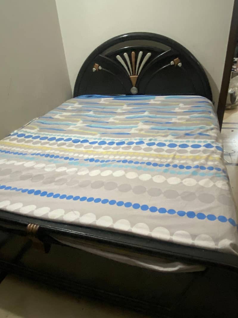 queen size bed 1