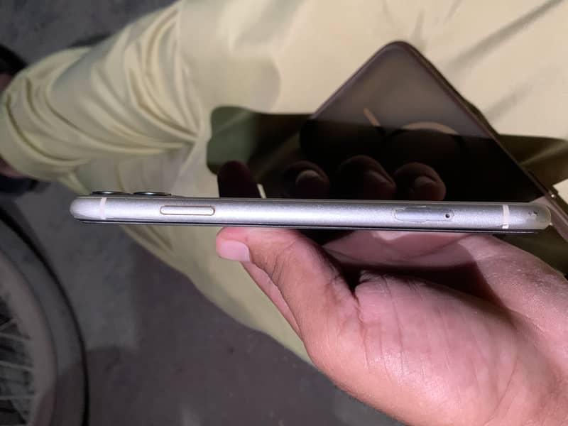 iPhone 11 4