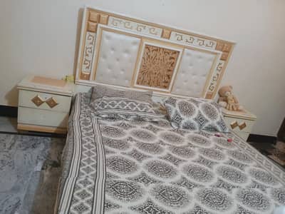 bed side tabel cupboard dressing table without matress urjent sale