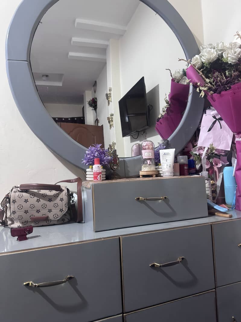Bed /side tables /dressing table 0