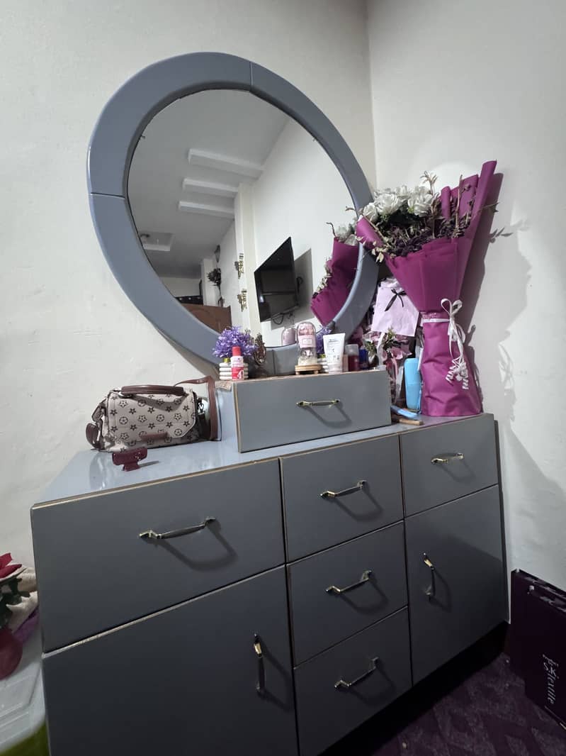 Bed /side tables /dressing table 2