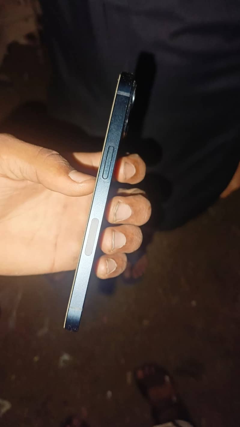 Apple iPhone 13 jv 0