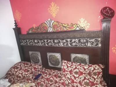 bed dressing and 2 side table   No Matteress