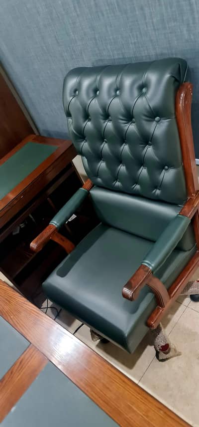 Executive Office Chair – Excellent Condition