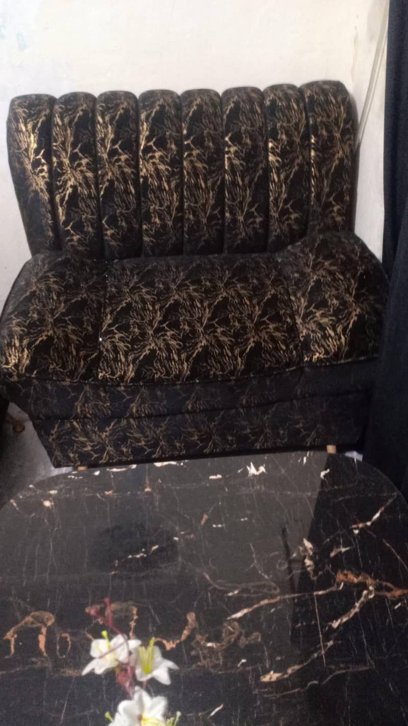 5 seater sofa 1 table 1