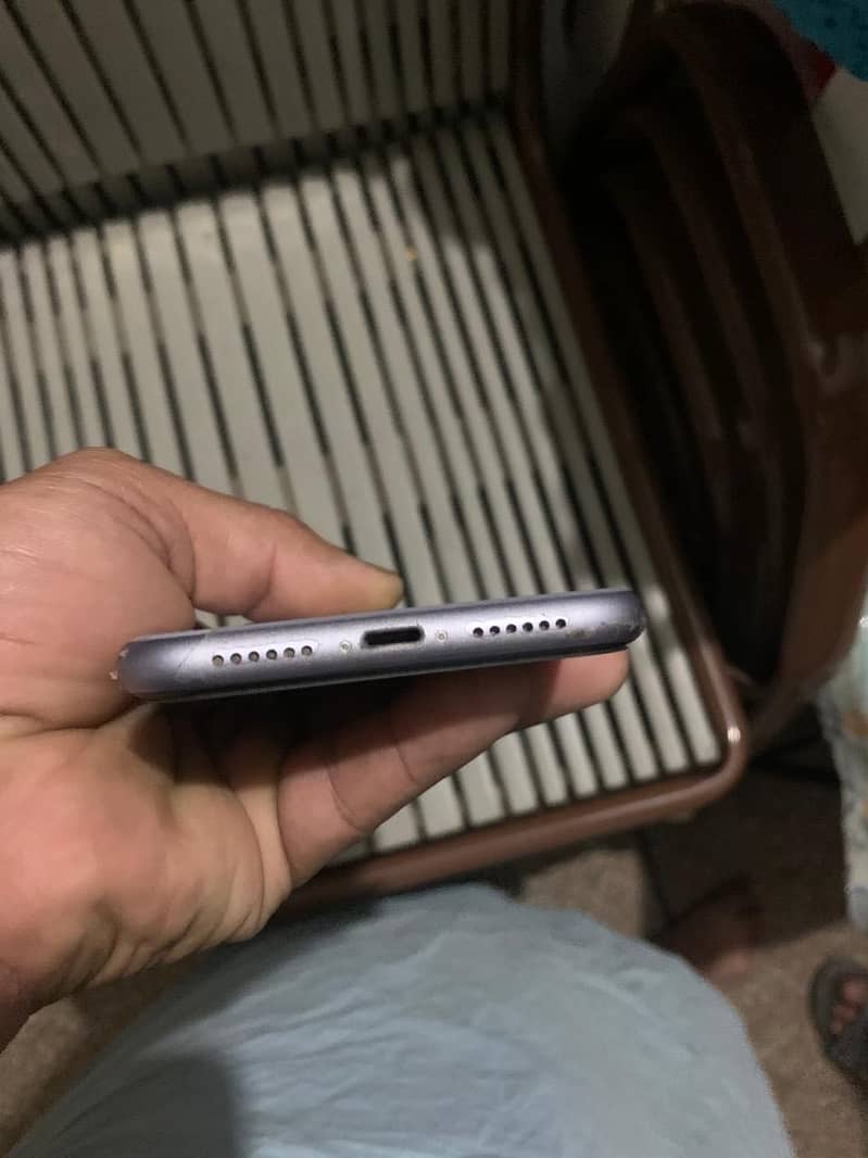 iPhone 11 4