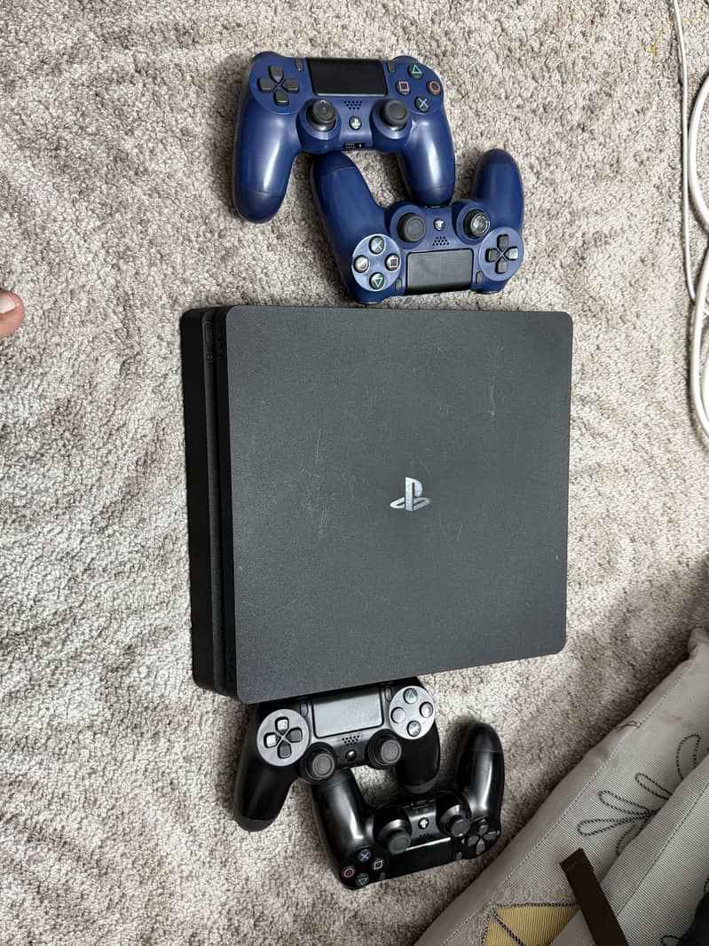 PS4 slim with 4 controllers 2