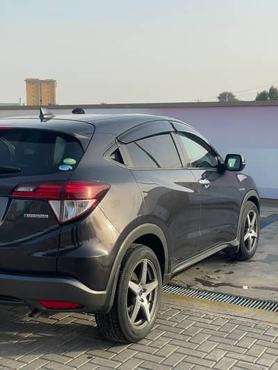 Honda vezel 2013/18 ki import hy bohot achiii condition ma car hy