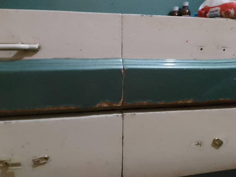 Bed , side tables and dressing table 4