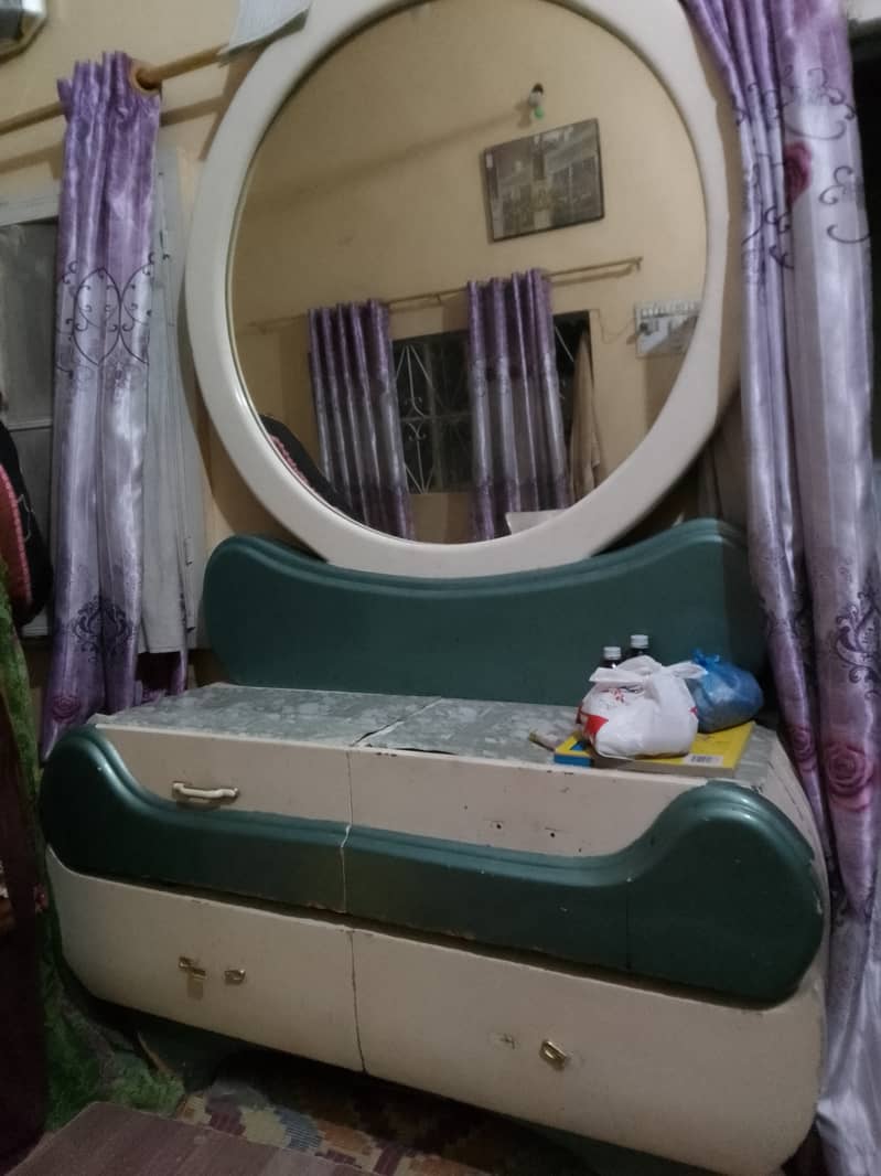 Bed , side tables and dressing table 7