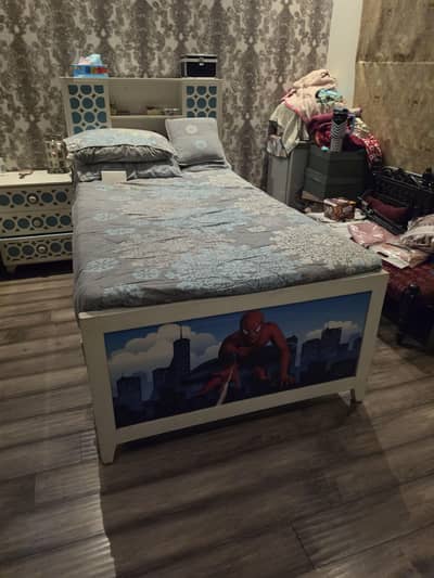 2 single bed with one side table