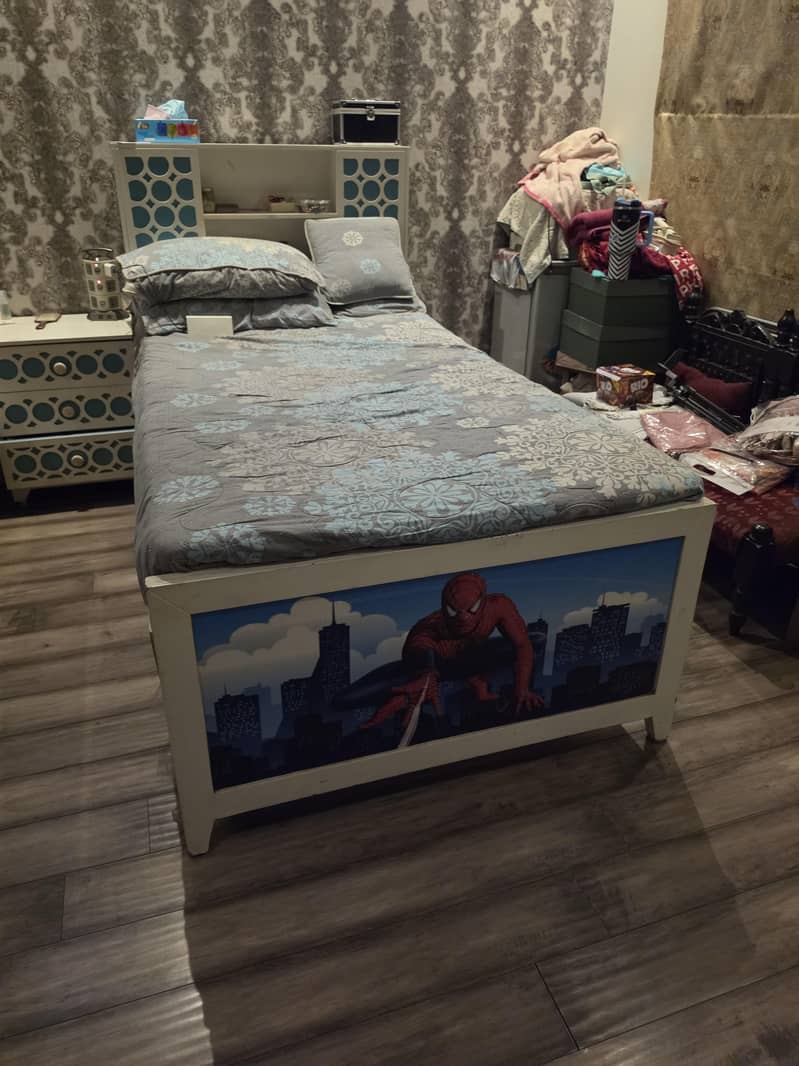 2 single bed with one side table 0
