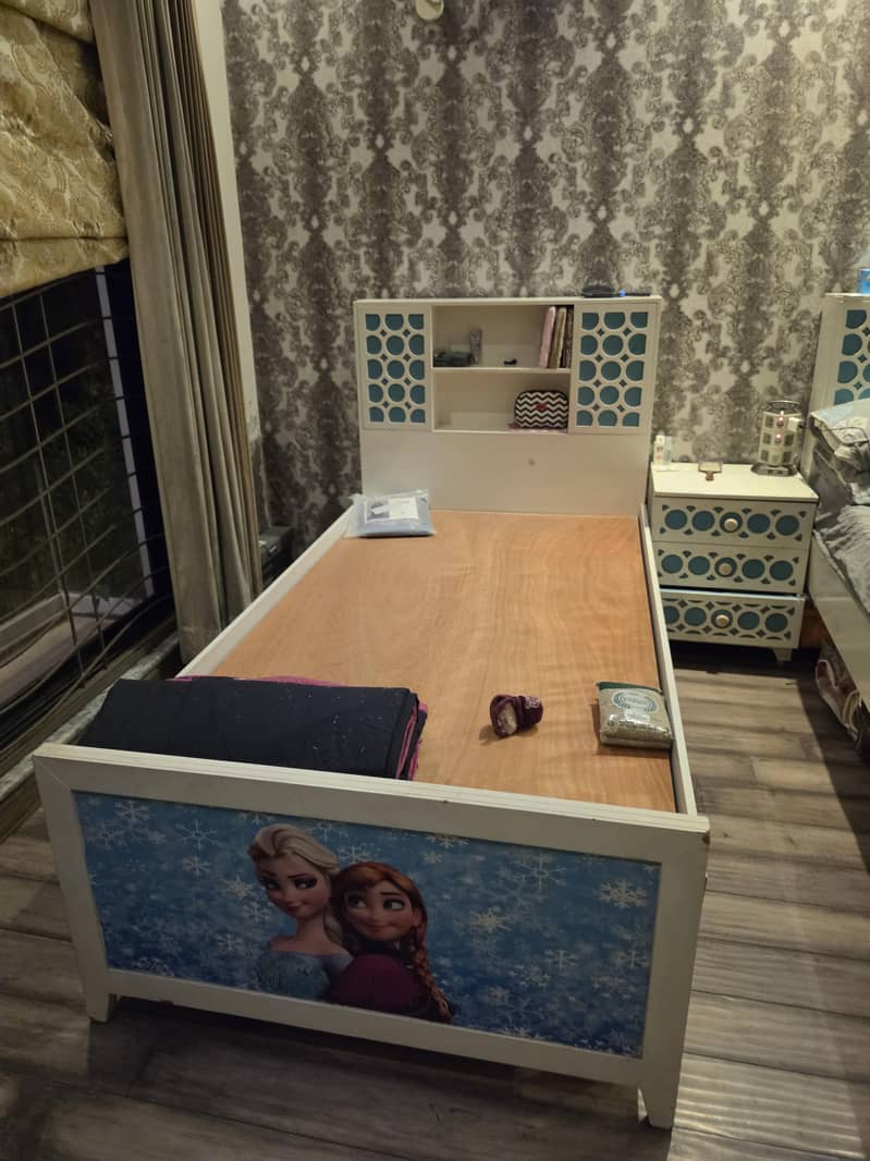 2 single bed with one side table 1