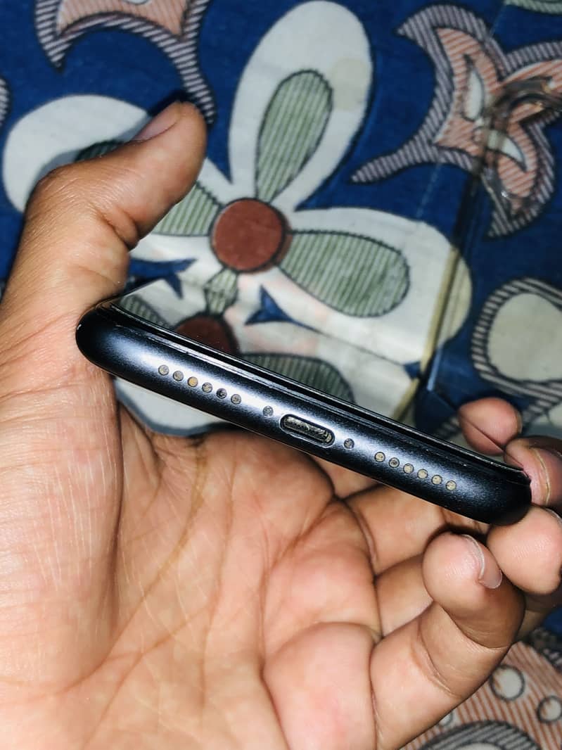 Apple iPhone 11 3