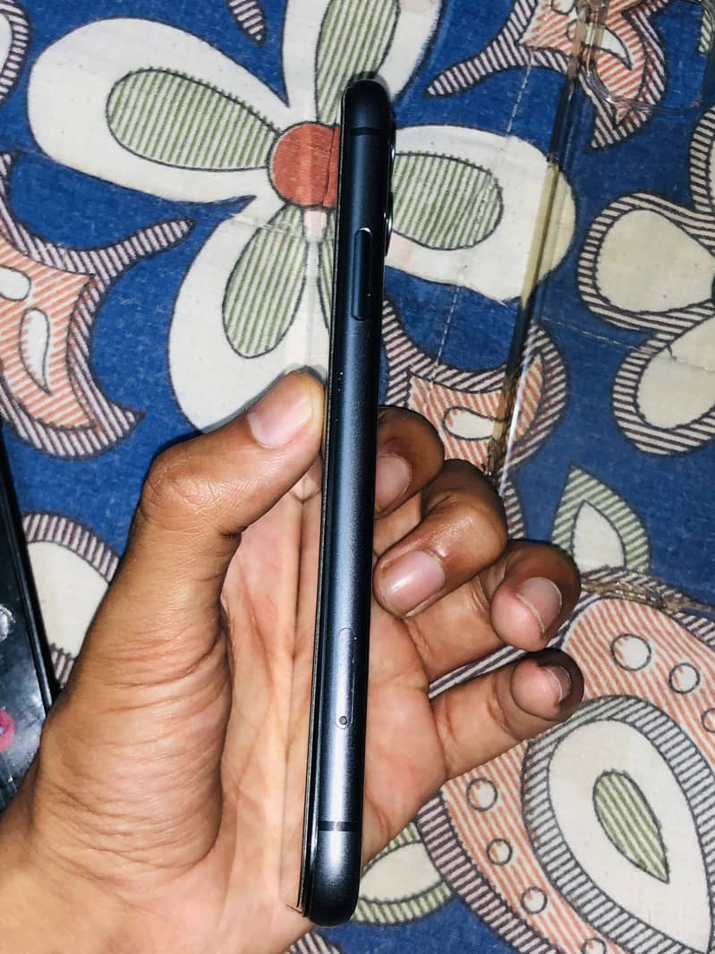 Apple iPhone 11 4
