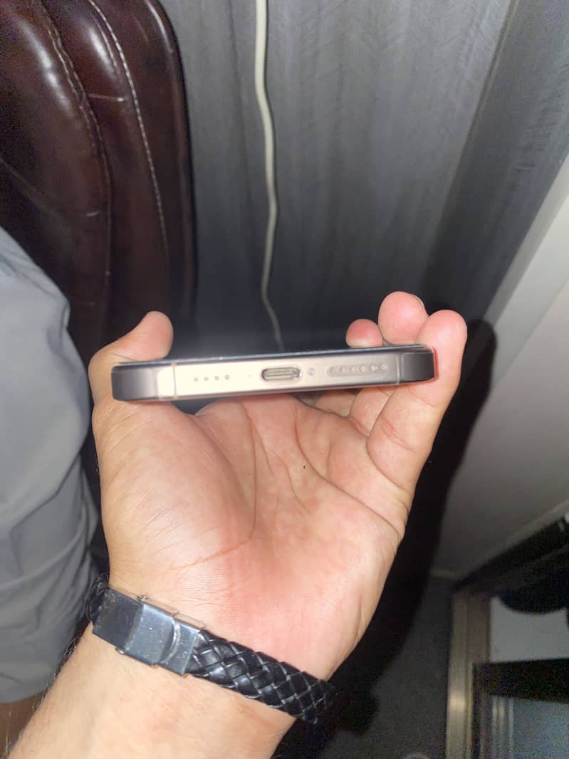iPhone 16 pro max 3