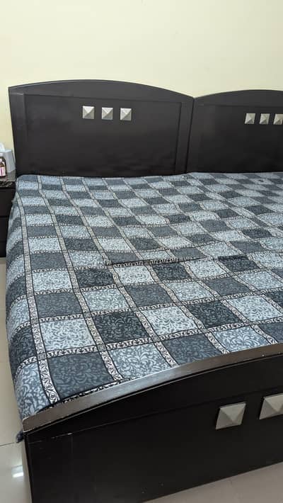 2 single bed with metress with side table