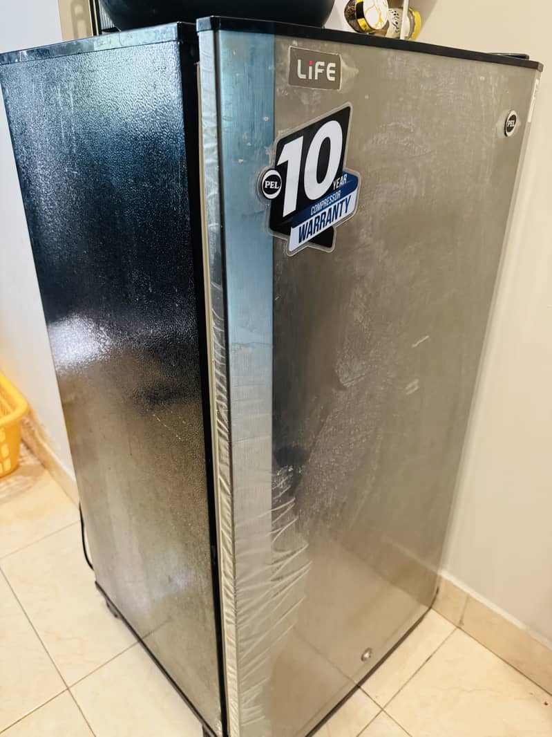 Mini fridge 0