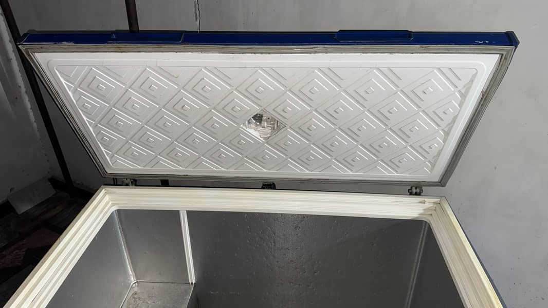 Pepsi freezer just like new 3