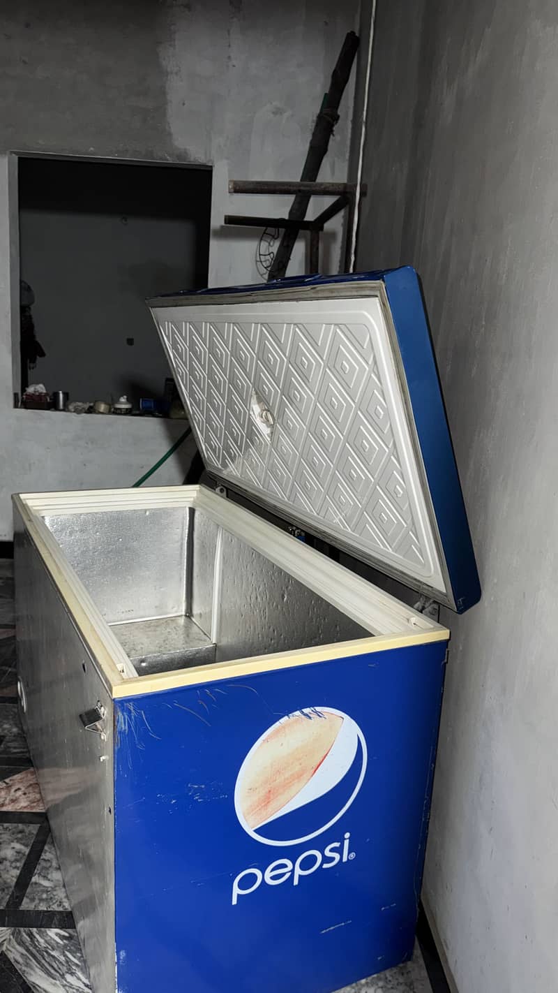 Pepsi freezer just like new 6