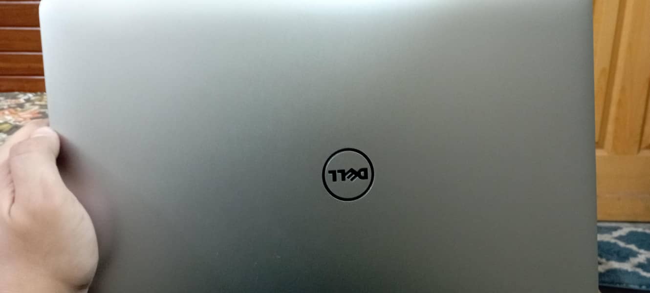 Dell Precision 5520 1