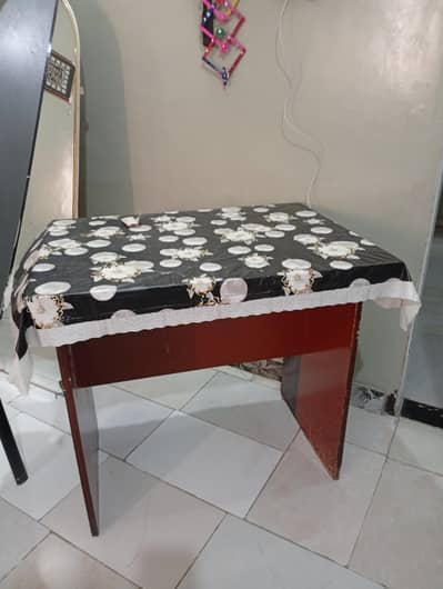 mere pas aik table or chair ha bacho ki study MN use hoty thy.