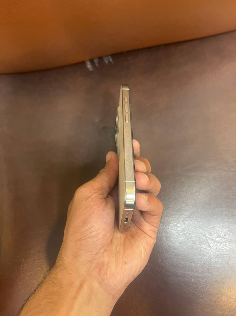 iPhone 15 pro white 3