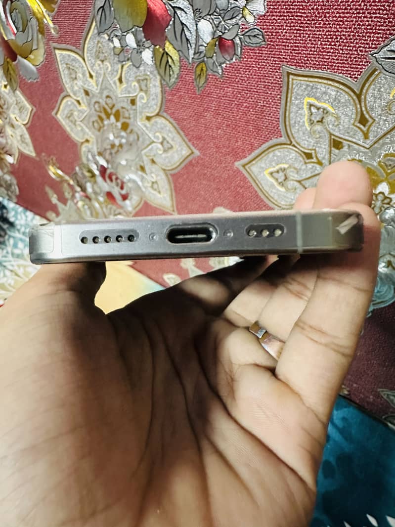 iPhone 15 Pro 4