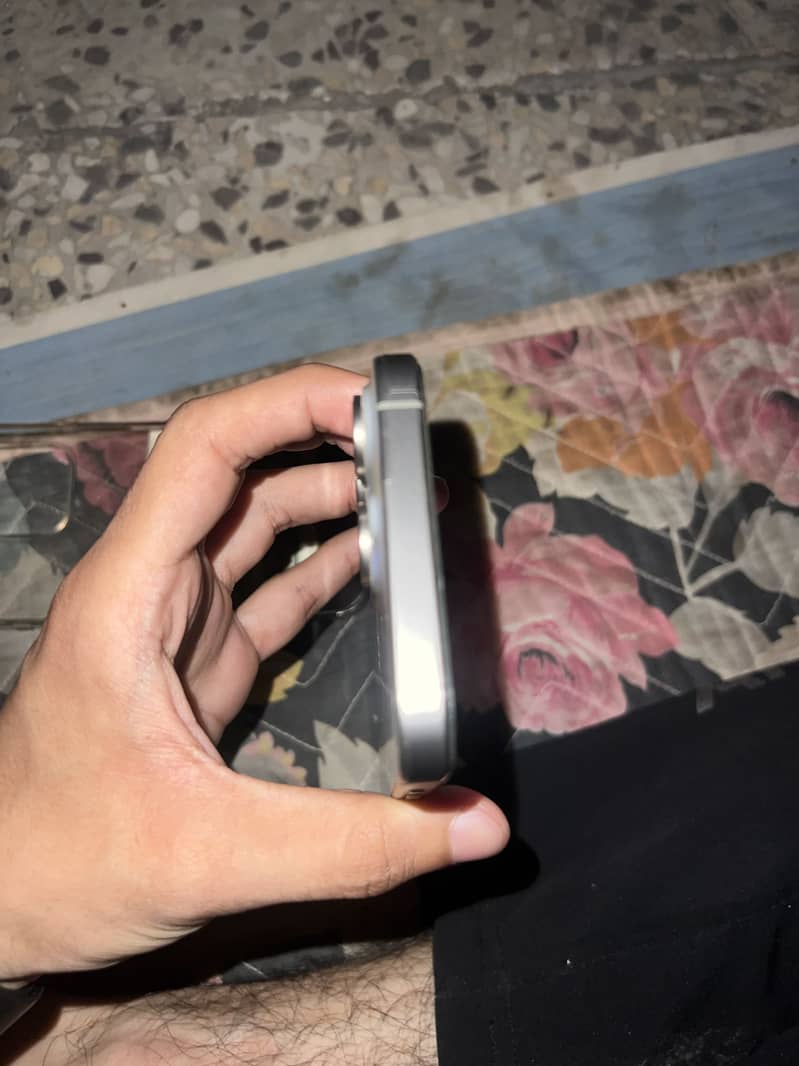 iPhone 15 pro max 4