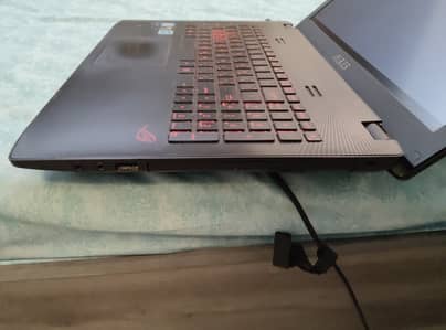 i7-6700HQ, GTX 950M, 16GB RAM, 250GB SSD+1TB HDD