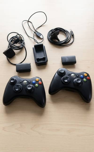 Xbox 360 controllers 2 pcs original wireless ( read ad)