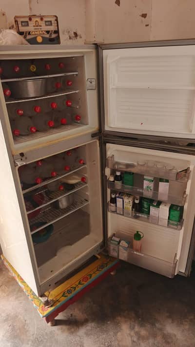 dowlince fridge medim size