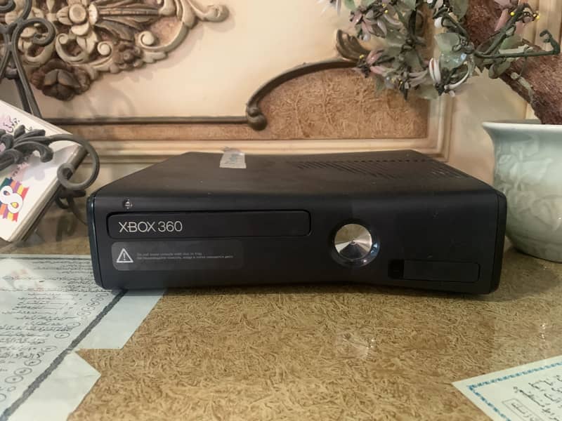 Xbox 360 with wired controller 2