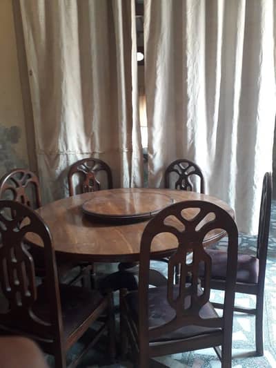 Chnioti rewalving table