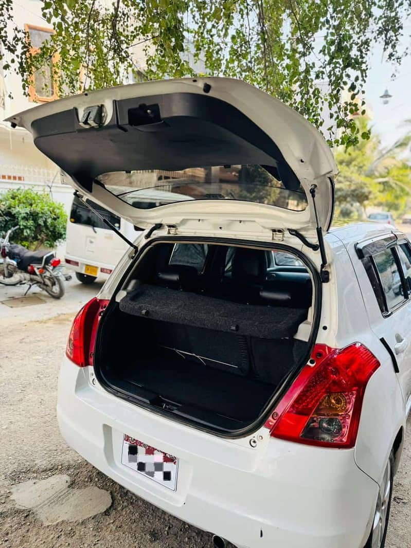 Suzuki Swift DLX Automatic 1