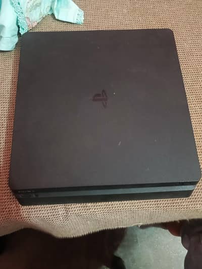PS4 slim used. Condition 9/10.