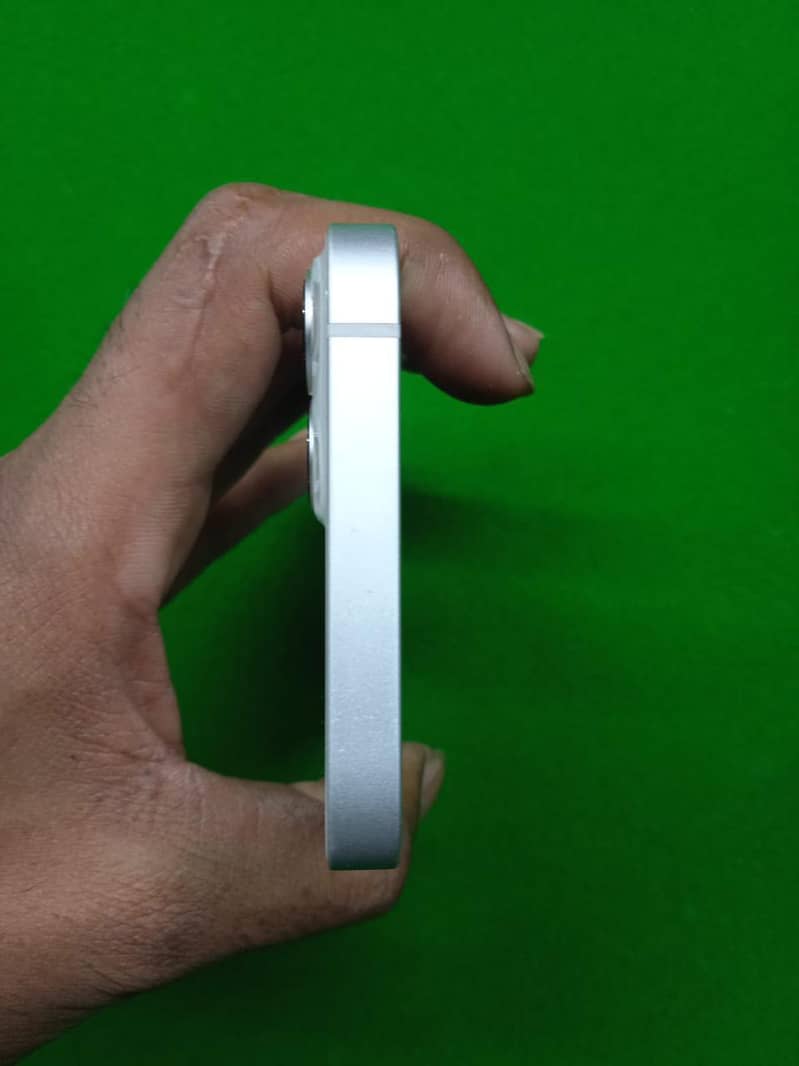 IPhone 13 4