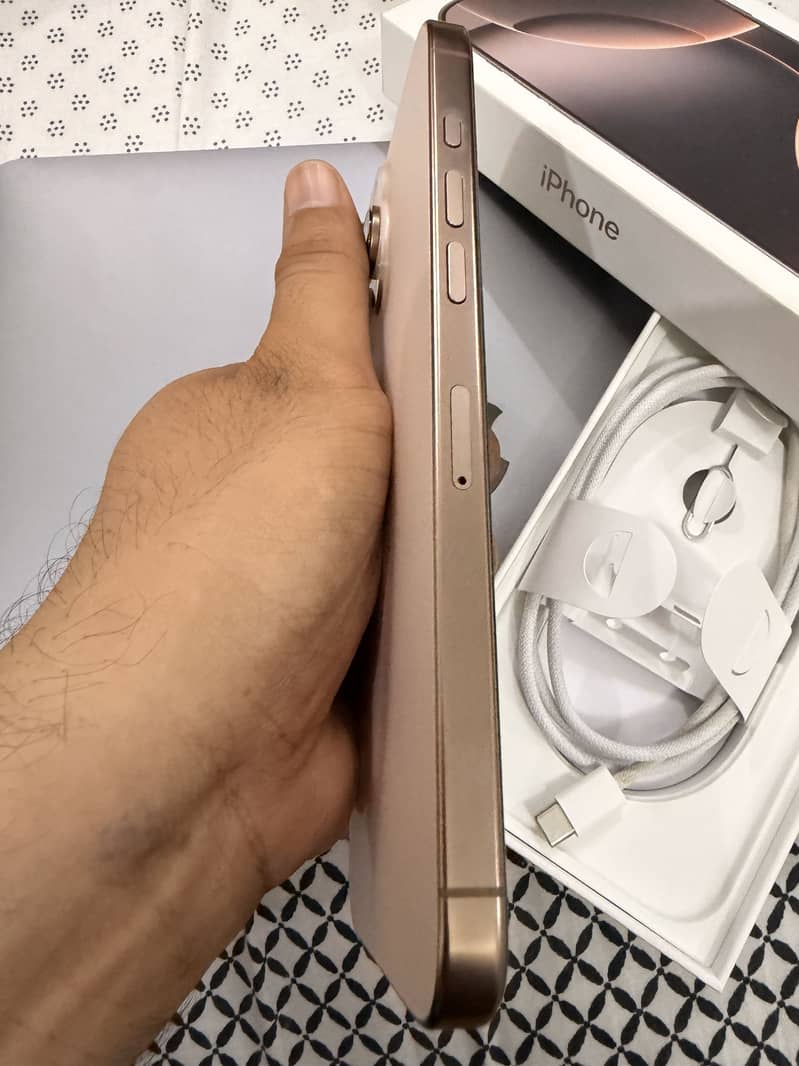 iPhone 16 pro max 4