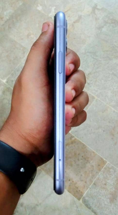 Apple iPhone 11 4