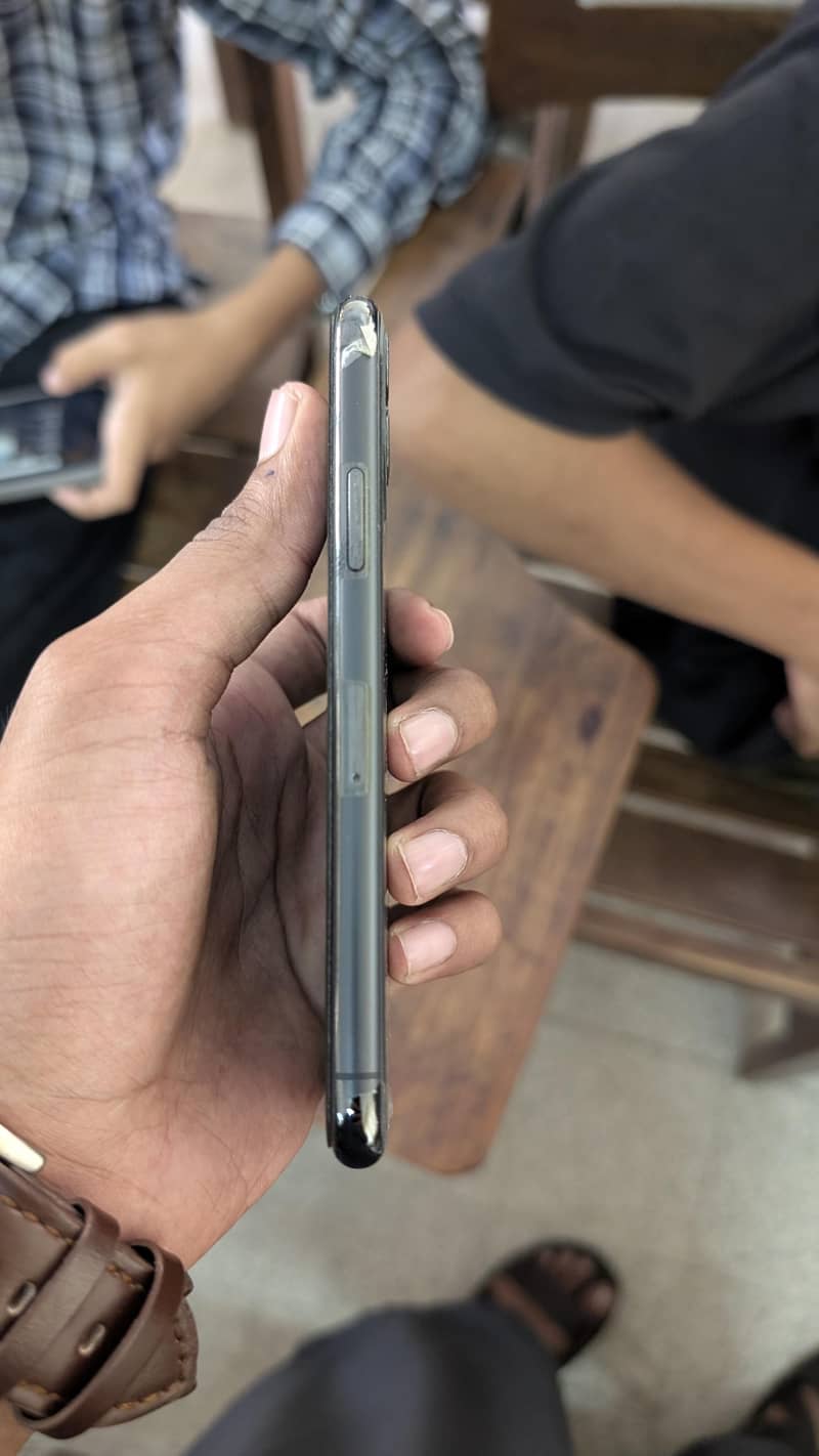 IPHONE 11 PRO 1