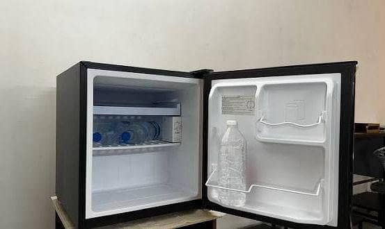 Mini fridge 0