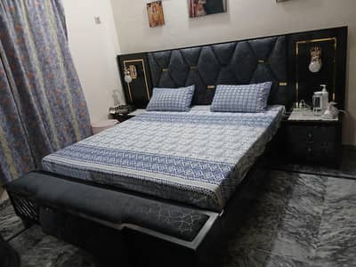 Luxury Modern King Size Bed , Sliding wardrobe and Dressing Table