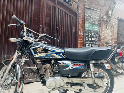 Honda 125CC Black 10/10 condition