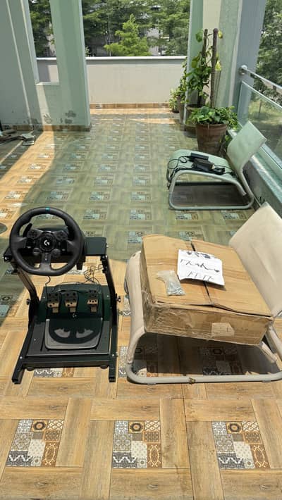 Logitech G923 Trueforce Racing Wheel + racing stand (mint condition)